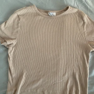  Basic t-shirt - Basic begie ribbad lite croppad tshirt från h&m, storlek L men passar med som M/S💗
