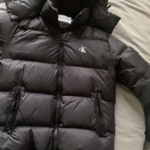 Calvin Klein jacka - Säljer nu min gamla jacka som nu är för stor för mig. Den är använd 1 vinter men har inga skador den är typ som ny. Tar emot byten annars gäller priset. Säljer den snabbt och billigt. Först till kvarn