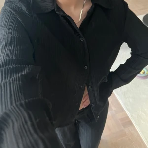 Set ginatricot  - Super fint mysigt stilrent set från ginatricot! Skjorta med byxor båda i xs. Byxorna är långa i benen för mig och jag är 163. Kan verkligen kläs upp och ner. Använd men så fint skick! 🙌🏽🩷