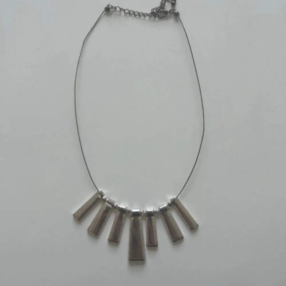 Halsband i metall, cirka 16cm.. Accessoarer.