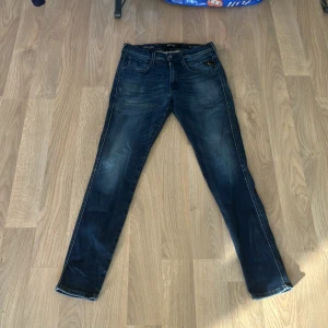Replay jeans  - Snygga replay jeans som är utan defekter 9/10 skick nypris på dessa ligger runt 1500 men vårat pris är 399