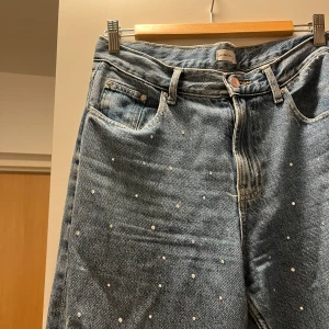 Jeans med kristaller  - Säljer mina älskade jeans då de blivit aningen för små till mig, så tar hellre på mig andra.  Jättefina och balla älskar dem, använda men i fint skick! Nypris 699 kr 