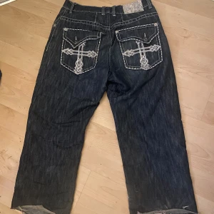 Southpole jeans - Riktigt coola southpole jeans som jag säljer för jag har bytt stil Ytterbenslängd: 95 Midjemått: 42 tvärs över
