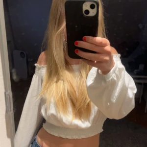 Vit blus/topp - Säljer min jättefina blus som inte kommer till användning längre. I storlek xs men funkar i S också. ! Jag står ej för frakt ! 