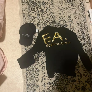 Armani tröja och Hugo Boss keps - Vill sälja min armani tröja och hugo boss keps, då de bara ligger. 500 kr för båda. 100 kr för keps och 300 kr för tröjan. Kepsen är i okej skick och tröjan är i bra skick. Båda köpt på Zalando.