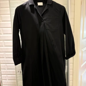 Neo noir skjortklänning stl S - Svart skjortklänning från Neo noir stl S 