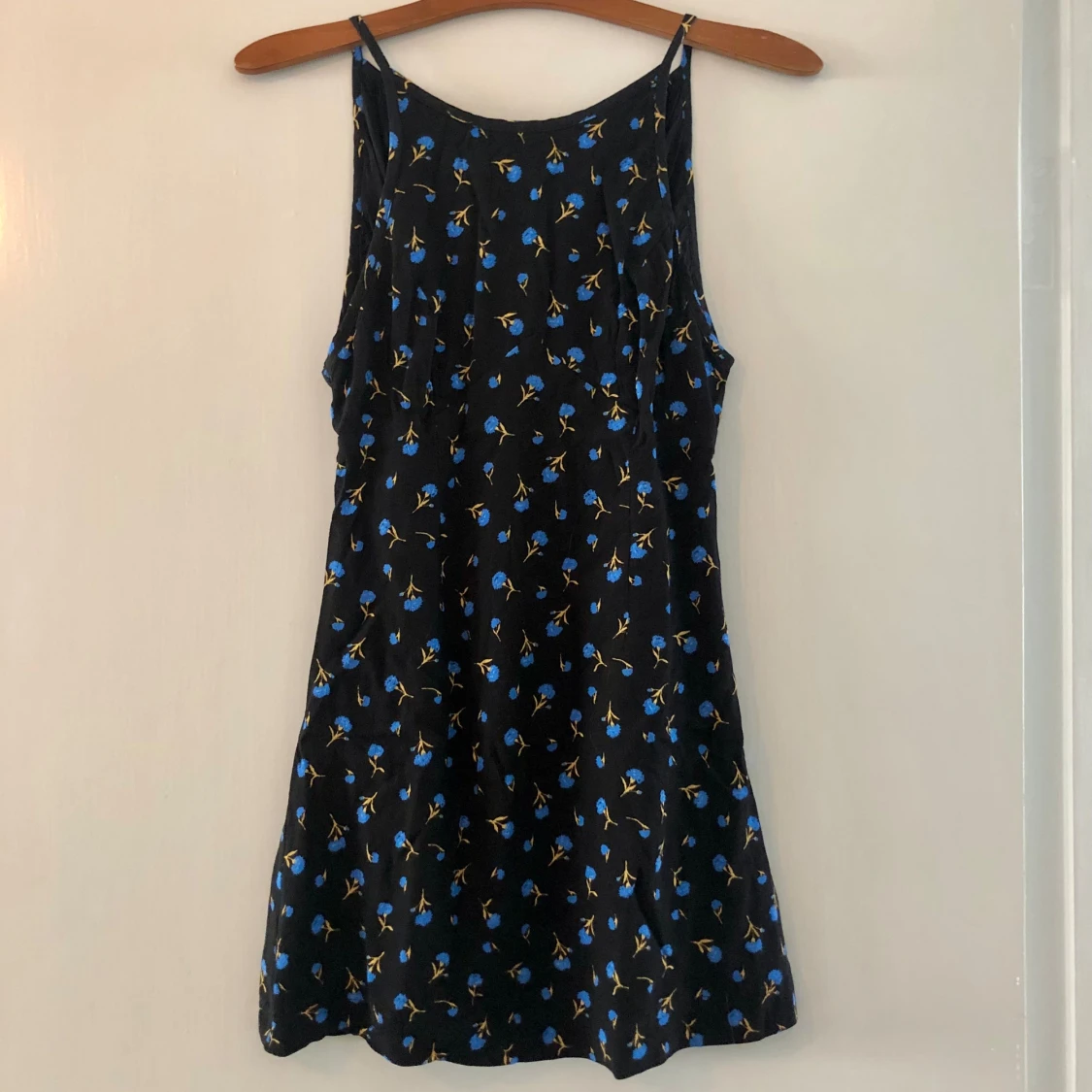 Svart klänning med blå blommor
