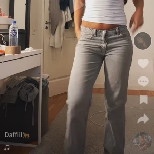 Gråa Jeans - Säljer dessa skitsnygga grå jeans, mid- till low-waist, utan defekter!! Skriv för mått eller andra frågor ❤️❤️❤️