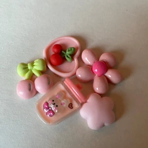 Mobildekorationer för mobilskal! - Dekoration till mobilskal. Ca 2 cm stora och i gummi och plast. Medföljer dubbelsidig tejp. 5st för 20kr.