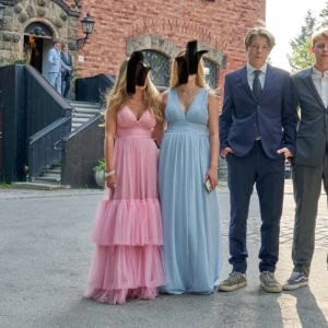 Bal kläning  - Intressekoll på min balklänning (den blåa) inga defekter eller liknande. Kom privat för fler bilder. Pris kan diskuteras men inga skam bud tack 