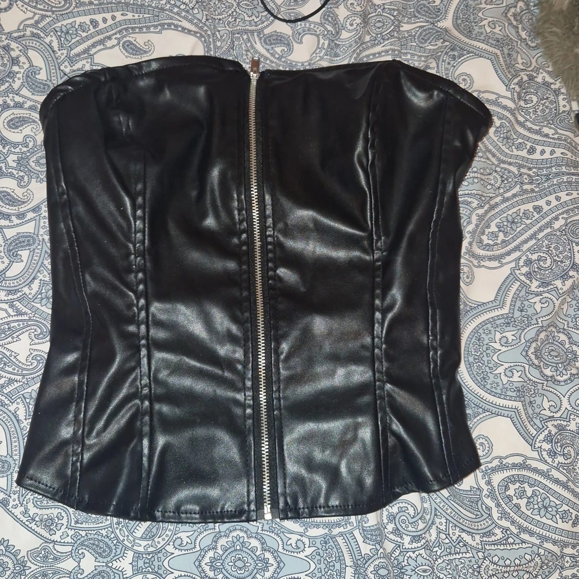 Svart läder korset topp