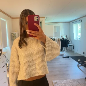 Stickad tröja med slits - Stickad tröja från Gina med slits vid midjan och ärmarna❤️ aldrig använd! Skriv till mig för mer info eller bilder