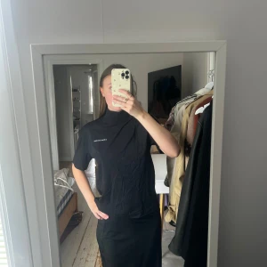 Svart t-shirt från Zara med en liten krage och ett litet tryck - Bra skick, nästan aldrig använd