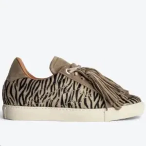 Unika skor från zadig  - Säljer mina såååå fina eftertraktade skor från zadig. Skorna är i leopard och har fransar där framme som är en sån fin detalj. Fransarna är avtagbara så man kan välja själv vad man tycker är snyggast. Har aldrig använt skorna så de är i nyskick. 