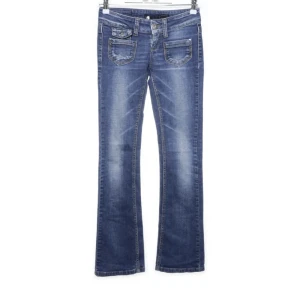 SÖKER - Söker dessa jeans från only i xs. Skicka mått om du vill sälja till mig🩷