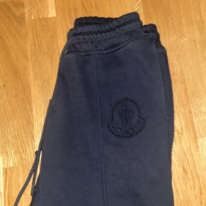 Moncler byxor  - Säljer mina moncler byxor 7/10 skick. Dom passar 165-170 centimer långa personer skriv för mer info och pris kan diskuteras vid snab äfer!!!