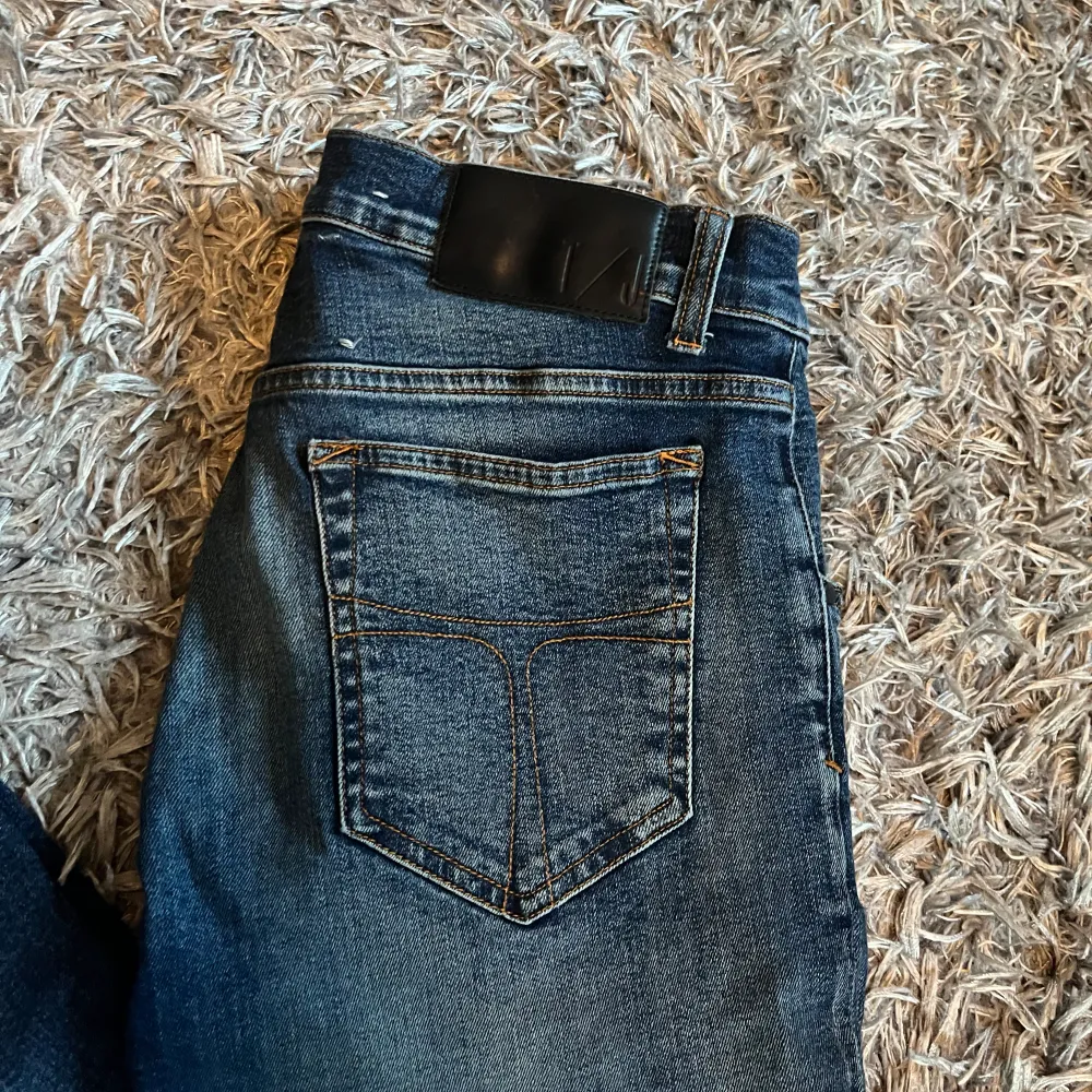 Säljer dessa tiger of Sweden jeans, jeansen är använda runt 10 gånger. Storlek 30 32 Nypris 1600 Mittpris 299. Jeans & Byxor.