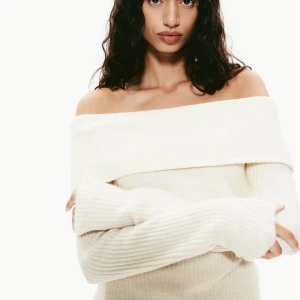 Vit off shoulder tröja - En otroligt fin stickad tröja från HM som är helt slut i dessa storlekar. Perfekt nu till hösten och vintern🍁⛄️ Helt ny utan prislapp.