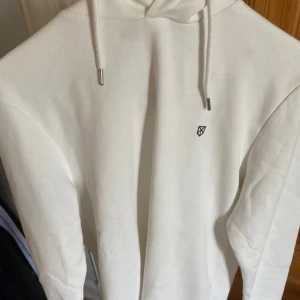 Vit hoodie - Skick 10/10 Nypris 379kr