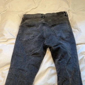 Gråa jeans från Gina Tricot! - Jättefina jeans från Gina Tricot dom e tyvärr för stora för mig lite synd men hoppas någon annan kan få användning för dom❤️