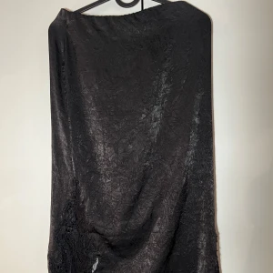 Långkjol - Långkjol i strl 36, blev tyvärr för liten för mig innan jag han använde den. Gör sig tyvärr inte rättvis på bild superfin irl