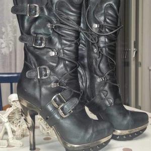 New Rock Stiletto boots dam - Helt oanvända stiletto boots storlek 40, svart läder med snygga metalldetaljer