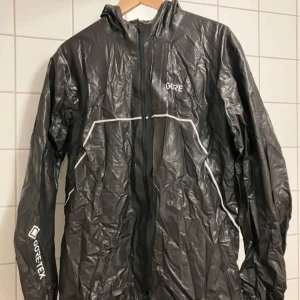 Regnjacka R7 GORE-TEX Shakedry Trail - Fantastisk regnjacka, rekommenderar att du kollar in en recension. Förslagsvis den på youtube som heter ”THE HOLY GRAIL RAIN JACKET”.  Knappt använd pga passade inte mina behov.  Skulle säga att den är liten i storleken. Kan hämtas vid thorhildsplan