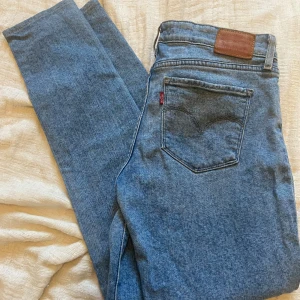 Levis skinny low waist 711 Skinny - Knappt använda  Uppsydda för nån som är 1.60 28 W 