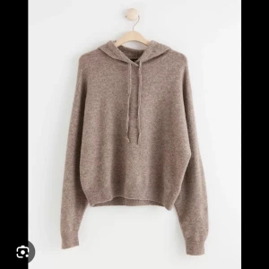Stickad hoodie - Så fin och mysig stickad Hoodie perfekt för hösten. Amvänd ett par gånger men fortfarande i bra skicka, används tyvär inte längre OBS ett litet hår i baksidan vid luvan, men inget som syns om luvan är nere❤️