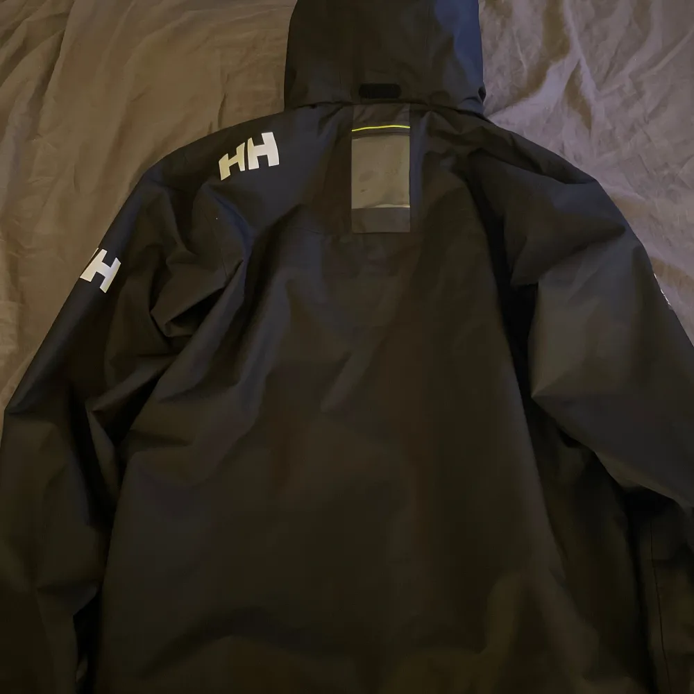 Helly Hansen jacka i nyskick.  Endast använd 1 gång då den sitter för stort på mig. Köpt på Intersport för 2199kr för cirka 4 månader sedan.  Jackan är som sagt i toppskick utan några defekter, fler bilder kan ordnas! . Jackor.