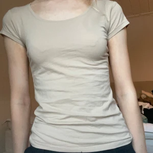 Tajt beige t shirt❣️ - Skön tajt beige t shirt🌟