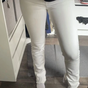 Vita jeans  - Säljer vita jeans från zara med slit där nere 