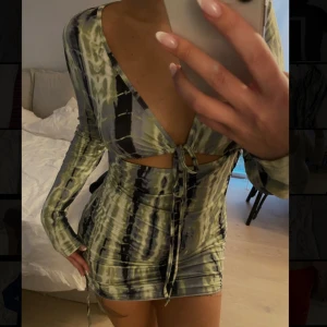 Festklänning - Klänning från Shein, reglerbar längd vid sidorna. Långärmad och stängd rygg!🤍 Pris ej inkl. frakt, kan även mötas upp i Stockholm! 