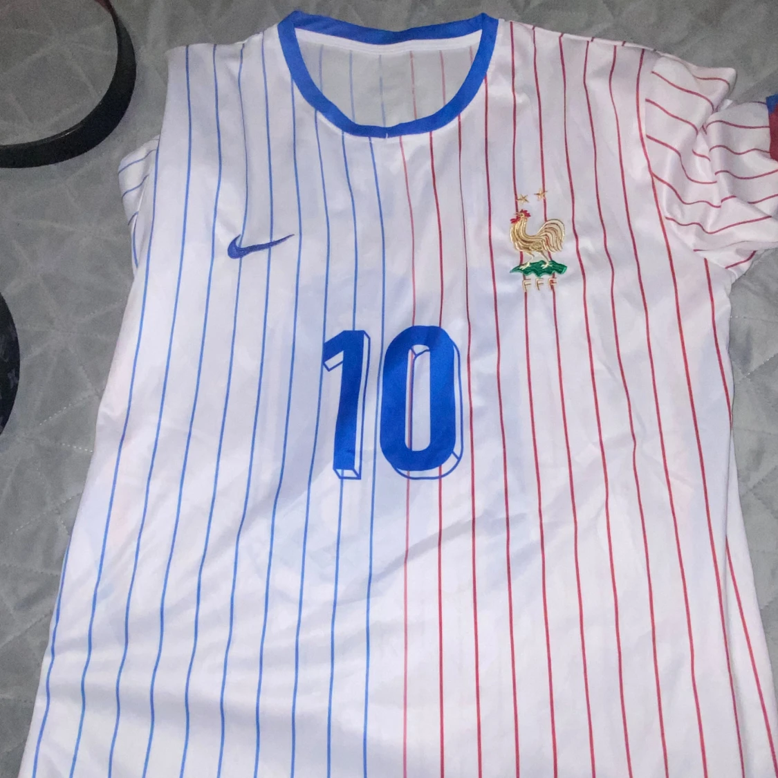 Vit och blå randig fotbollströja