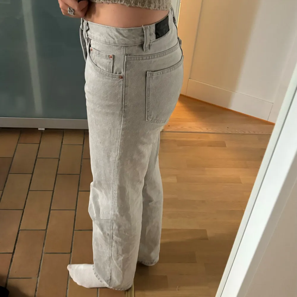 Säljer ett par jeans från Gina då de aldrig riktigt kommit till användning för min del. De är lite små för mig tyvärr, för referens är jag ca 180 cm lång och har vanligtvis strl 38/40 i byxor. Köpte byxorna för ungefär ett år sedan men de är som sagt inte använda särskilt många gånger💗. Jeans & Byxor.