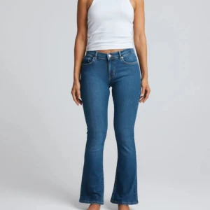 Bikbok Jeans - Low flare jeans från bikbok. Använda ungefär 2-3 gånger.  Nypris 699 