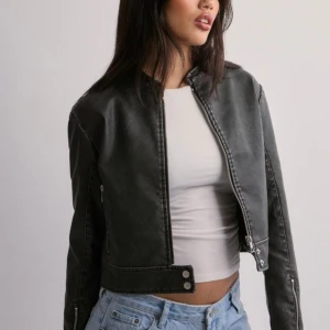 Skinnjacka Nelly - Skinnjacka från Nelly, storlek M, passar mig som vanligtvis har S, aldrig använd, köpt för 599kr i Juni💗