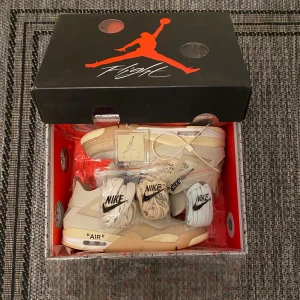 Air Jordan 4 Retro Off-White, Storlek (41) - Säljer Air Jordan 4 Retro Off-White eftersom jag aldrig använder dem längre. Skorna är i bra skick. Vid prisförslag eller om ni har frågor är det bara att höra av sig!)