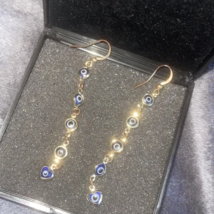 Örhängen  - ”Onda ögat” guldfärgade örhängen 