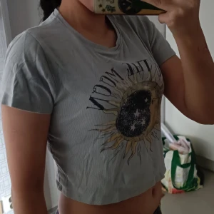 Gråa kort tröja  - Säljer grå tröja storlek L men passar med M då den inte används längre men bra skick 