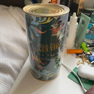 JPG LE BEAU PARADISE GARDEN - Öppnad. JPG Paradise garden. Köpt på Kaunas flygplats. 125 ml.  99% full. Har sprutat 5-6 gånger för att testa om jag gillade den. Svaret var nej.  