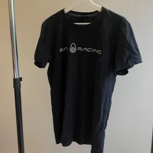 Sail racing T-shirt  - Säljer denna oanvända Sail Racing T-shirt.  Nypris: 300kr