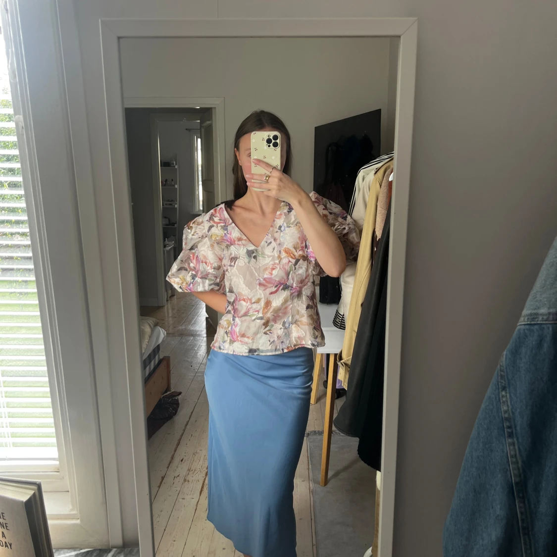 Blå lång satinkjol från forever 21