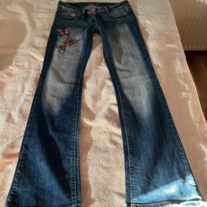 Lågmidjade bootcut jeans  - Unika vintag jeans med snygga detaljer  Står storlek 38 men skulle säga att de är mer som en 36a