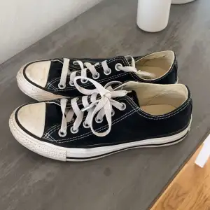 Säljer nu mina klassiska låga converse sneakers, då de it kommer till användning🤗 Kommer självklart att putsas upp innan jag postar!! Bara att höra av sig om du har några frågor💘