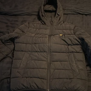 Lyle&scott jacka (fodrad) - M, bra skick, använt 3-4 gånger, säljs pga ingen användning 