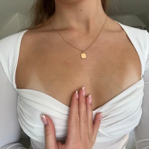 Chiquelle topp - Säljer min söta topp från chiquelle då den inte kommer till användning🌸 så fin och elegant! Slutsåld på hemsidan.