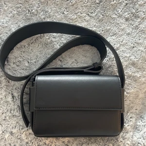 Svart väska  - Helt ny oanvänd väska från VERO MODA. Aldrig använd. Köpt förr 400. Kommer ej till användning. 