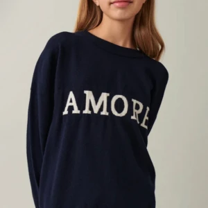 Amore tjocktröja - Jättemjuk och skön tjocktröja perfekt till hösten. Bilderna är från Gina Tricot!! Har änvänt den typ 2-3 gånger men den är som ny🫶🏻