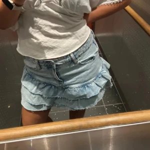 volangkjol - Säljer en jättefin kjol från gina som jag köpte i maj men jag har inte fått den till andvändning, säljer pågrund av att jag har massa andra jenaskjolar redan, den är i topp skick har andvänd 1 gång❤️